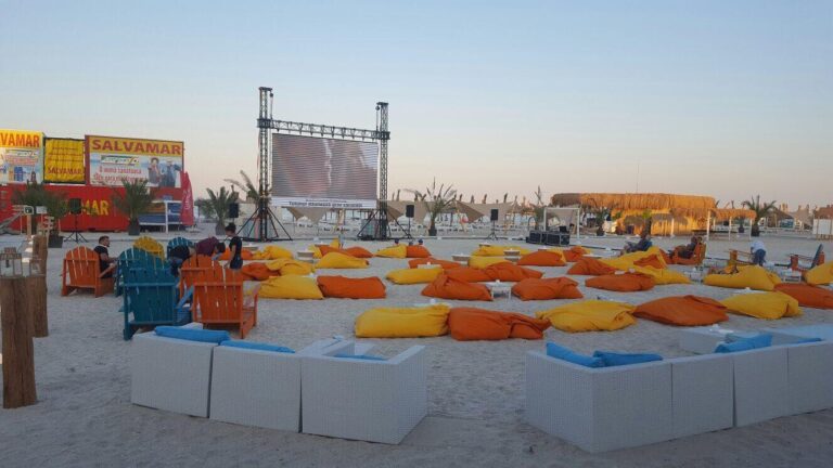 Hai la film la Shut Up, Beach!