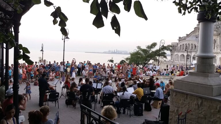 Cu orchestra la malul mării