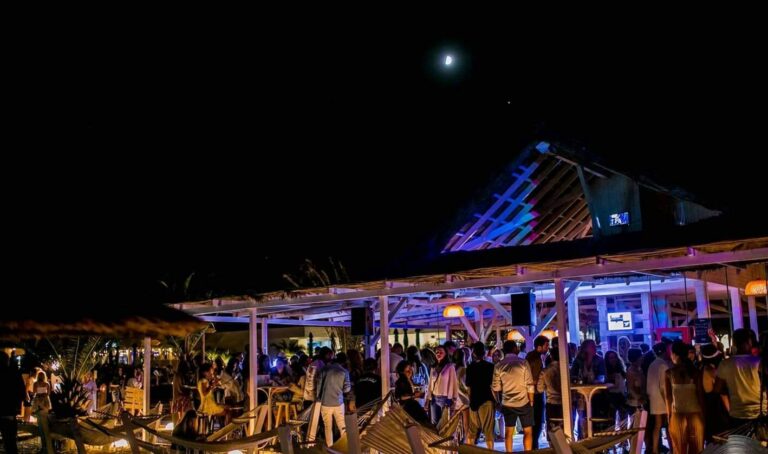 Sâmbătă ne distrăm la Retro Party în Mamaia! La Shut Up, Beach!