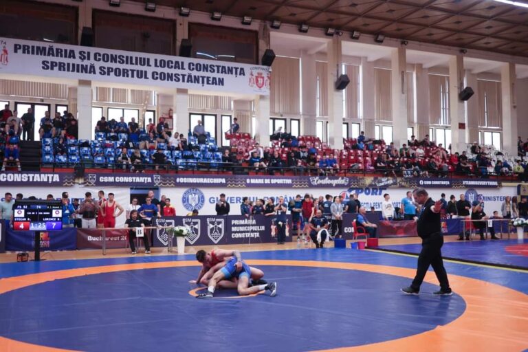 Elita luptelor din țară se întrece pentru trofee în Sala Sporturilor