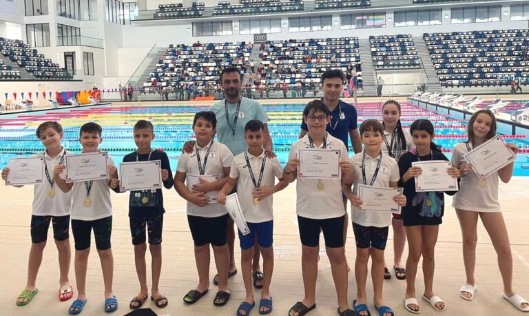Micii înotători de la Axiopolis Cernavodă, în frunte la competiția națională a ștafetelor