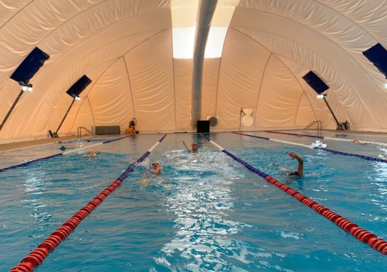 Copiii din Cernavodă deprind tainele înotului în bazinul modern construit de autoritățile locale