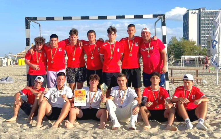 Juniorii de la Axiopolis Cernavodă au luat bronzul la Naționalele de handbal pe plajă