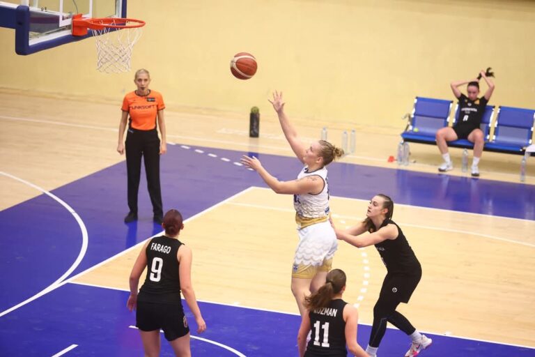 Baschetbalistele de la CSM Constanța se duelează marți cu U Cluj în Sala Sporturilor