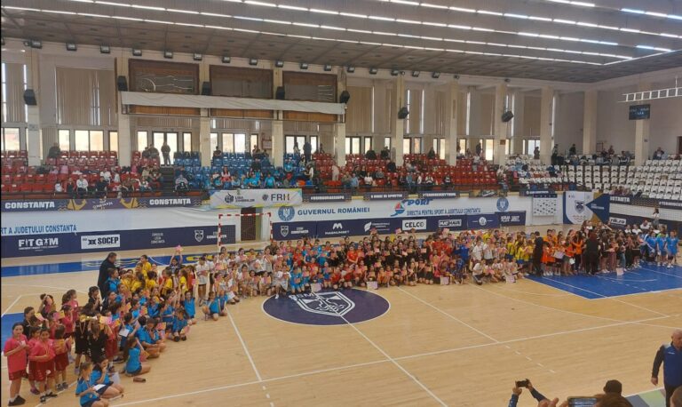 Peste 300 de mici handbaliste constănțene, prezente la Festivalul Județean de Minihandbal