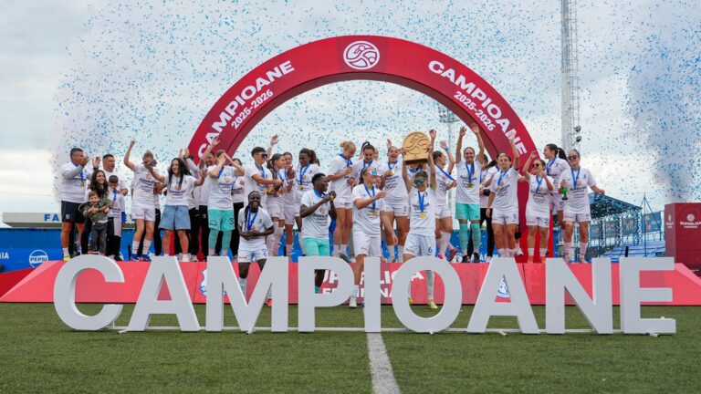 Sărbătoare în alb-albastru! Fetele de la Farul au primit trofeul campioanei!