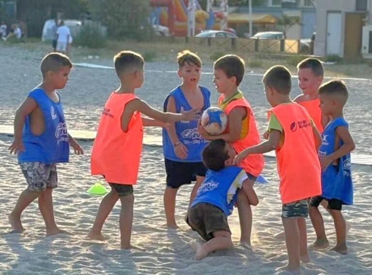 Trei zile de sport și distracție la Festivalul de minirugby pe plajă de la Năvodari