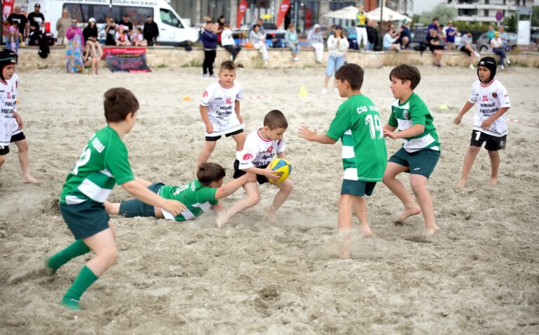 Atmosferă plină de energie la Festivalul de minirugby pe plajă de la Năvodari